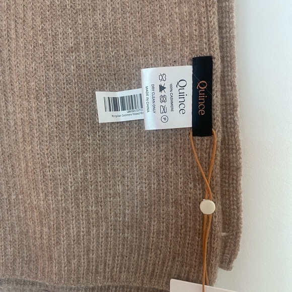 Quince Beige cashmere Scarf - Picture 2 of 3